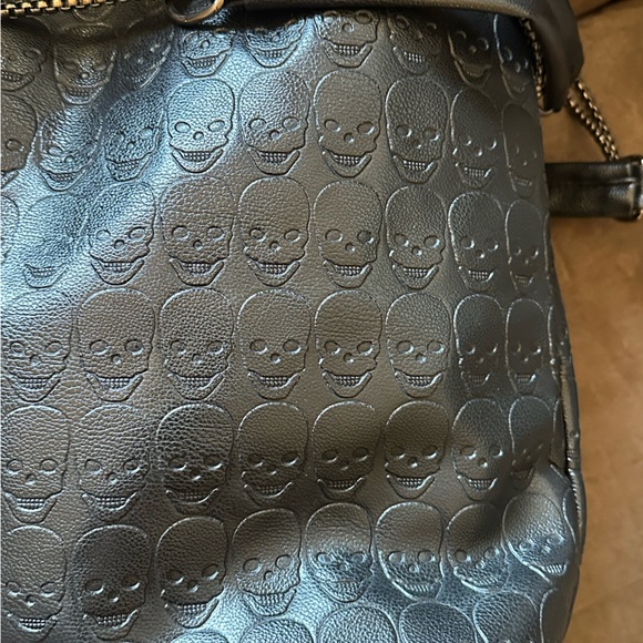black leather skull bucket bag / edgy purse w/ chain straps and skull detailing - Picture 4 of 5